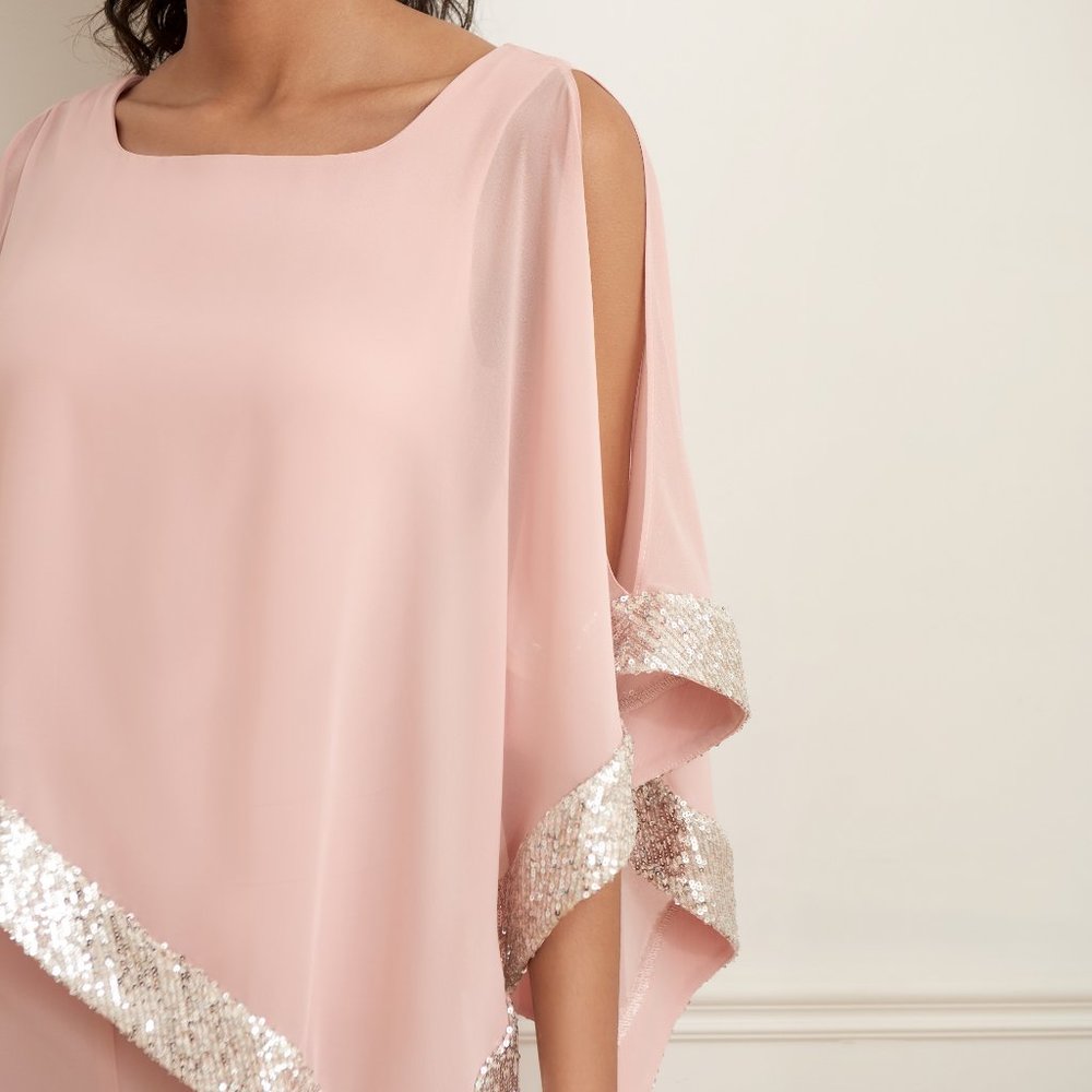 This Joseph Ribkoff top has a loose fit and cut-ou